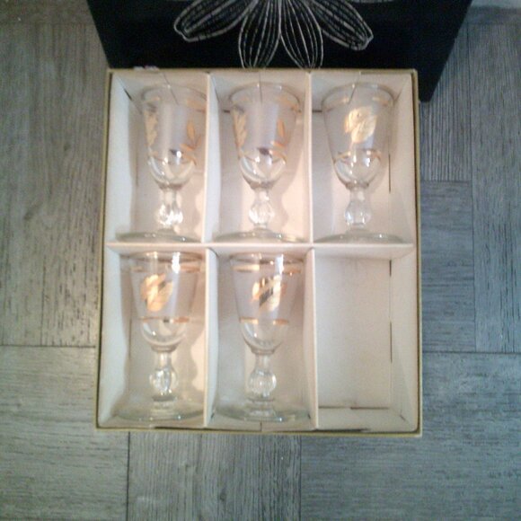 Vintage Libbey Hostess Glassware 1 oz. Cordial Glasses 'Gold Leaves' Set of 5 - Picture 5 of 6